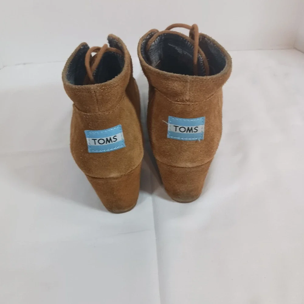 TOMS Desert Wedge Booties Womens Size 8 Tan Suede Excellent Lace Up Ankle Boots